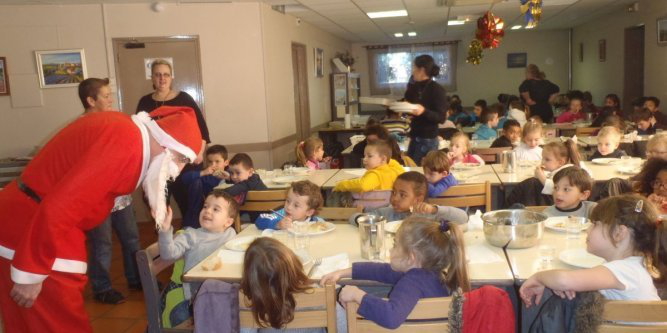 Repas de Noël à la cantine scolaire Père Noël à la Cantine de Vacancèze